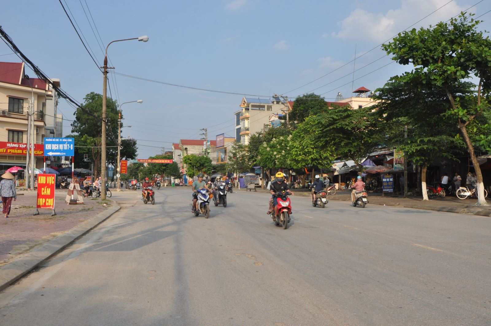  Khoảng 1 tháng trở lại đây, đoạn đường qua khu vực chợ Phụ tùng đã được trả lại sự thông thoáng, đảm bảo an toàn giao thông cho các phương tiện đi qua đây vào giờ cao điểm.