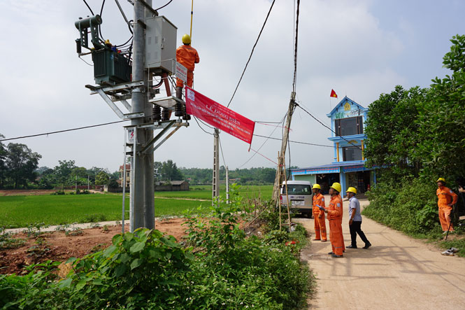  Công nhân Điện lực T.X Phổ Yên đang thao tác đóng điện trạm biến áp Trường Mầm non Na Lang.