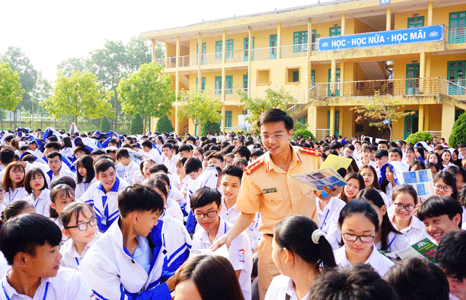   Cán bộ Phòng Cảnh sát Giao thông Công an tỉnh tổ chức giao lưu tìm hiểu pháp luật về trật tự an toàn giao thông tại Trường THPT Khánh Hòa (T.P Thái Nguyên).