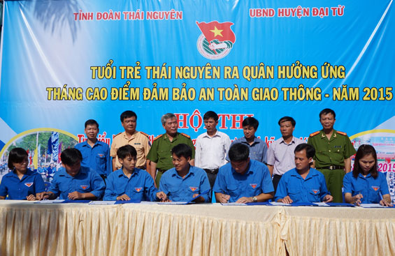  Đại diện 7 đơn vị Đoàn các trường THPT, trung tâm Giáo dục thường xuyên và 3 cụm đại diện cho các xã của Huyện đã ký cam kết không vi phạm ATGT, nghiêm túc thực hiện các tiêu chí về văn hóa giao thông.