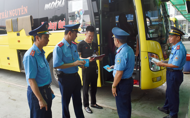  Lực lượng Thanh tra Giao thông tỉnh kiểm tra các phương tiện vận tải hành khách.