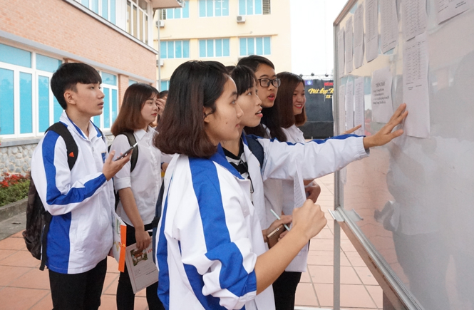  Các em học sinh đến tra kết quả thi tuyển sinh vào lớp 10THPT Chuyên Thái Nguyên.