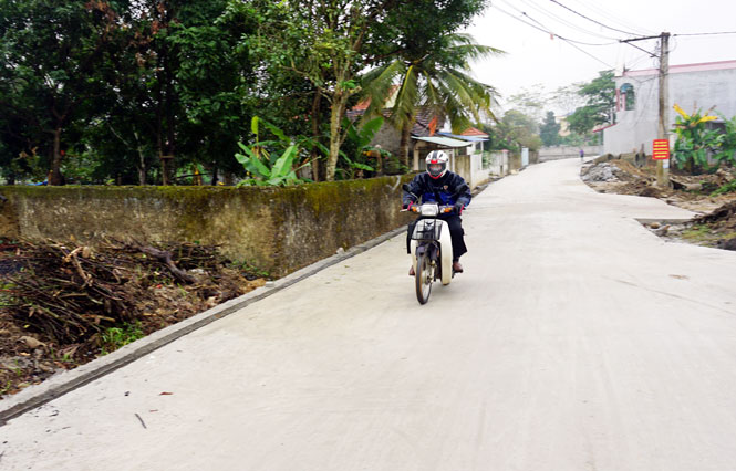  Năm 2019, Đại Từ là địa phương được UBND tỉnh phân bổ số lượng xi măng nhiều nhất tỉnh. Trong ảnh: Đường giao thông nông thôn xã Bình Thuận được xây dựng từ nguồn hỗ trợ xi măng của tỉnh.