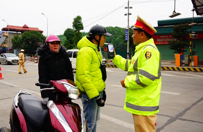  Lực lượng Cảnh sát Giao thông (Công an tỉnh) kiểm tra người điều khiển phương tiện giao thông vi phạm nồng độ cồn.  