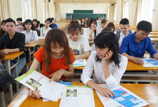  Học sinh THPT trên địa bàn T.P Thái Nguyên đến Trường Đại học Sư phạm Thái Nguyên để tìm hiểu về tuyển sinh năm 2018.