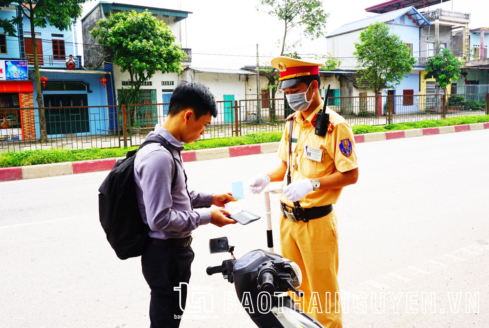 Lực lượng Cảnh sát giao thông (Công an TP. Phổ Yên) kiểm tra người tham gia giao thông.