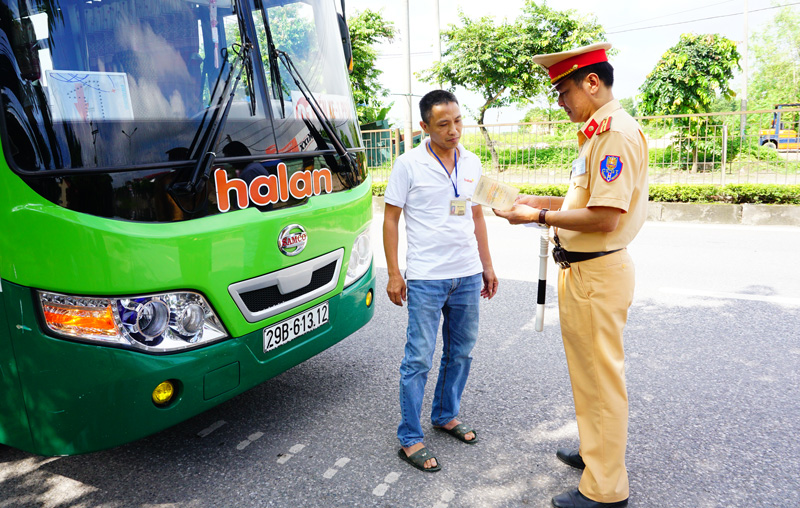  Lực lượng chức năng kiểm tra điều kiện hoạt động của xe buýt trên tuyến Quốc lộ 3, đoạn qua địa phận phường Tích Lương (T.P Thái Nguyên).