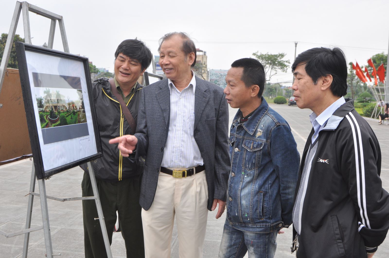  Không gian trưng bày đã thu hút đông đảo nghệ sĩ nhiếp ảnh, người dân... trên địa bàn T.P Sông Công đến tham quan.   