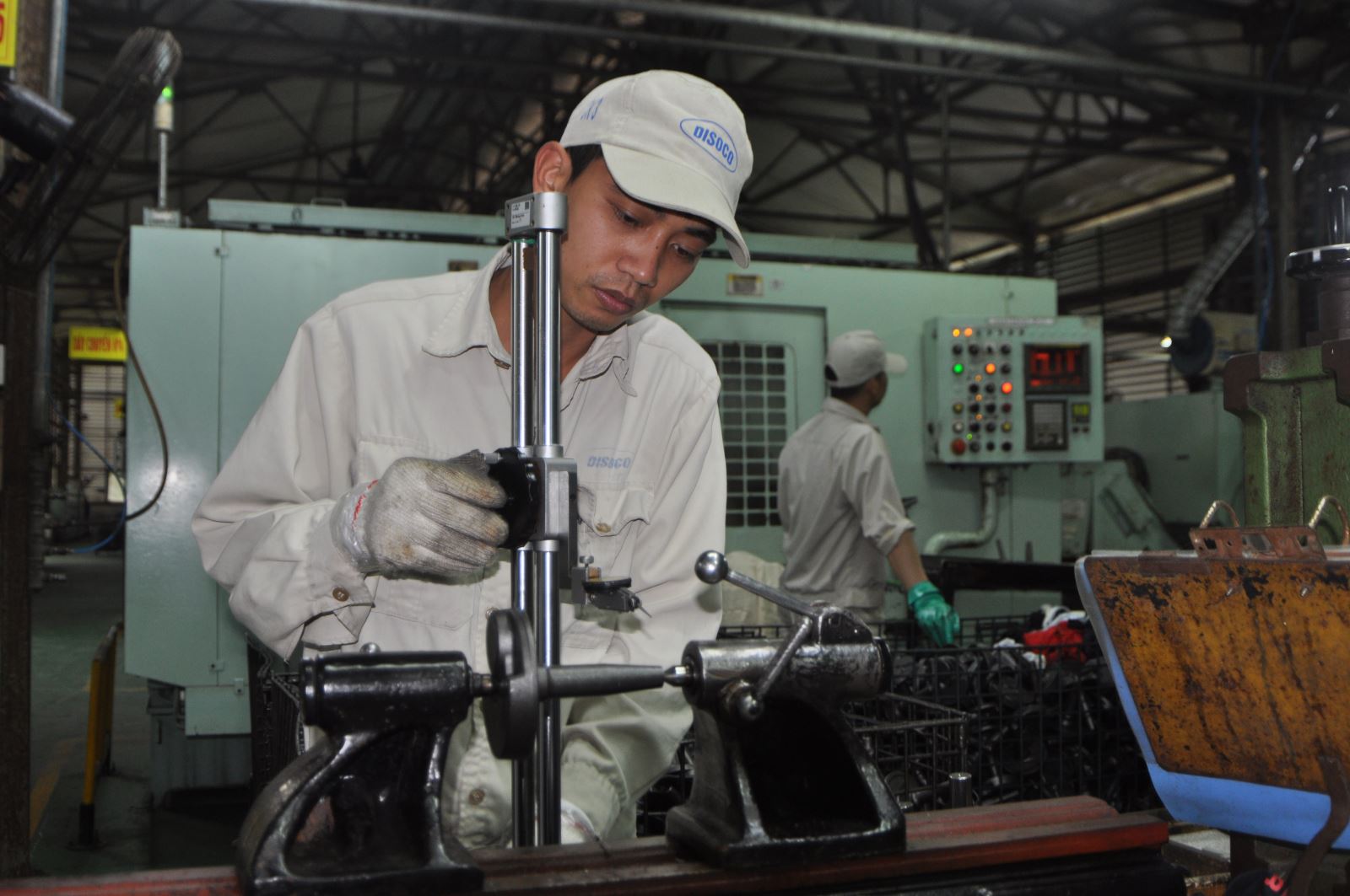  Công nhân Công ty TNHH MTV Diesel Sông Công gia công chi tiết máy.