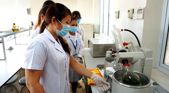  Ths.Nông Thị Anh Thư, Đại học Y dược - Đại học Thái Nguyên cùng các sinh viên thực hành nghiên cứu tại phòng thí nghiệm của Nhà trường.