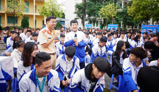  Các em học sinh trả lời câu hỏi tình huống về Luật Giao thông đường bộ.