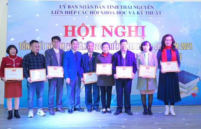  Các cá nhân tiêu biểu có nhiều đóng góp vào sự phát triển của Liên hiệp hội được khen thưởng