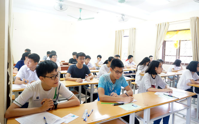   Thi sinh trước giờ làm bài thi môn chuyên tại Hội đồng coi thi Trường THPT Chuyên Thái Nguyên.