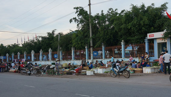  Chợ “cóc” họp ở cổng Nhà máy may TNG Phú Bình rất lộn xộn, gây mất an toàn giao thông và mỹ quan đô thị.