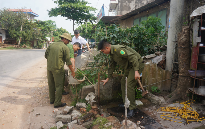  Lực lượng chức năng xã Kha Sơn (Phú Bình) tháo dỡ công trình xây dựng vi phạm hành lang ATGT trên địa bàn xã.