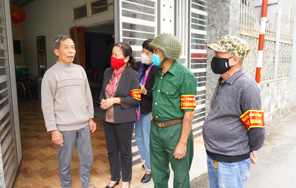  Thành viên Tổ COVID-19 cộng đồng tuyên truyền các biện pháp phòng, chống dịch tới người dân phường Trưng Vương (T.P Thái Nguyên).
