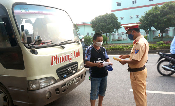  Cán bộ Đội Cảnh sát Giao thông Công an huyện Phú Bình làm nhiệm vụ kiểm tra xe đưa đón công nhân tại khu công nghiệp Điềm Thụy.