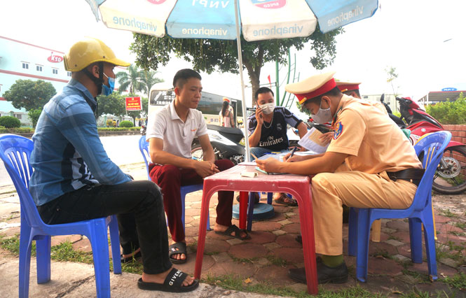  Cán bộ Đội Cảnh sát giao thông Công an huyện Phú Bình xử lý người vi phạm trật tự an toàn giao thông.