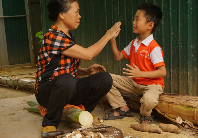  Mới 7 tuổi nhưng lo lắng lớn nhất của cậu bé Vinh là bà nội của em sẽ ra đi mãi mãi giống như người mẹ của em