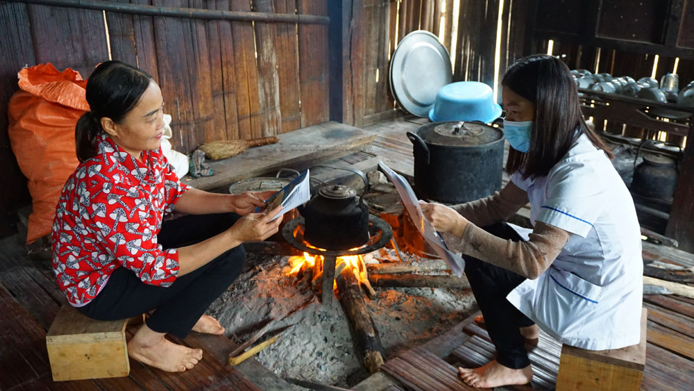  Chị Nguyễn Thị Hường (đeo khẩu trang), cán bộ chuyên trách dân số Trạm Y tế xã Sảng Mộc đang tuyên truyền, vận động người dân.