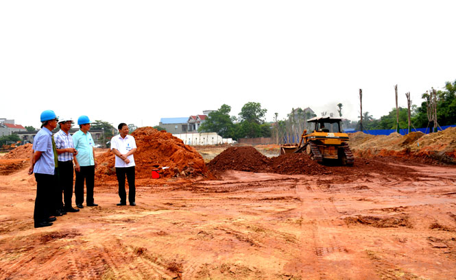  Lãnh đạo Ban Dân vận Thị ủy Phổ Yên và xã Hồng Tiến trao đổi với chủ đầu tư về tiến độ triển khai dự án Khu dân cư Việt Hàn.