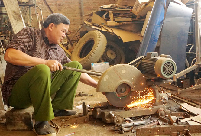  Ông Hứa Đình Đường, xóm Nà Mỵ, xã Linh Thông (Định Hóa) chế tạo máy móc cải tiến tại xưởng cơ khí của gia đình