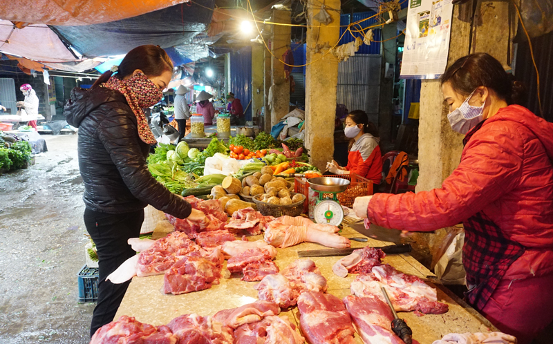  Hiện nay, giá thịt lợn tại các chợ dân sinh trên địa bàn tỉnh vẫn ở mức cao, trung bình 150 nghìn đồng/kg. Trong ảnh: Người dân chọn mua thịt lợn tại chợ Phố Cò, phường Phố Cò (T.P Sông Công). 