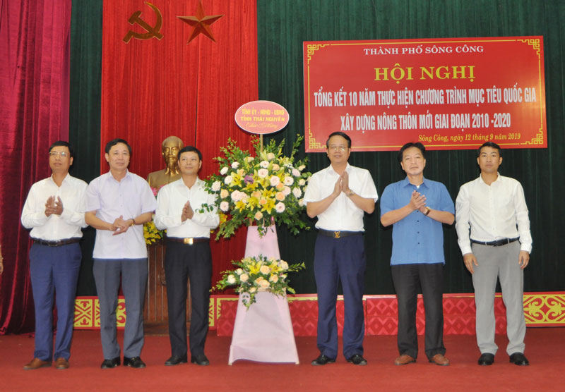  Đồng chí Dương Văn Lượng, Phó Chủ tịch UBND tỉnh tặng hoa chúc mừng Đảng bộ, chính quyền và nhân dân T.P Sông Công đã có nhiều thành tích trong 10 năm xây dựng NTM.
