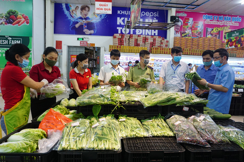  Đoàn liên ngành của tỉnh kiểm tra an toàn thực phẩm tại Siêu thị Lan Chi (T.P Thái Nguyên).