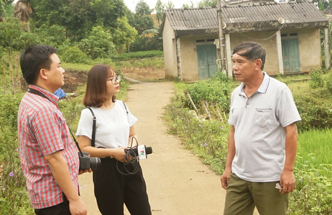  Bằng uy tín của mình, ông Hoàng Như Hiển, người uy tín ở xóm Chùa Chinh, xã Đức Lương đã cùng với Chi bộ, Ban Công tác Mặt trận xóm vận động người dân đóng góp xây dựng 300m đường bê tông đầu tiên của xóm.