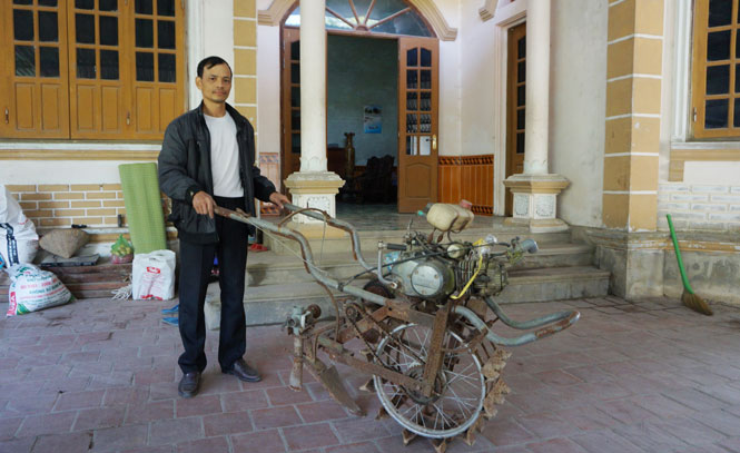  Sáng chế máy cày mini “hai trong một” của ông Nguyễn Xuân Thục, xóm Tân Thành, xã Hòa Bình (Đồng Hỷ) vừa có thể cày bừa, vừa kết hợp bón phân tự động.