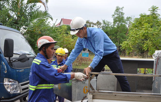  Thành viên Ban cưỡng chế T.P Sông Công hỗ trợ gia đình chuyển đồ về khu nhà ở xã hội, ở tổ dân phố An Châu 1, phường Mỏ Chè.