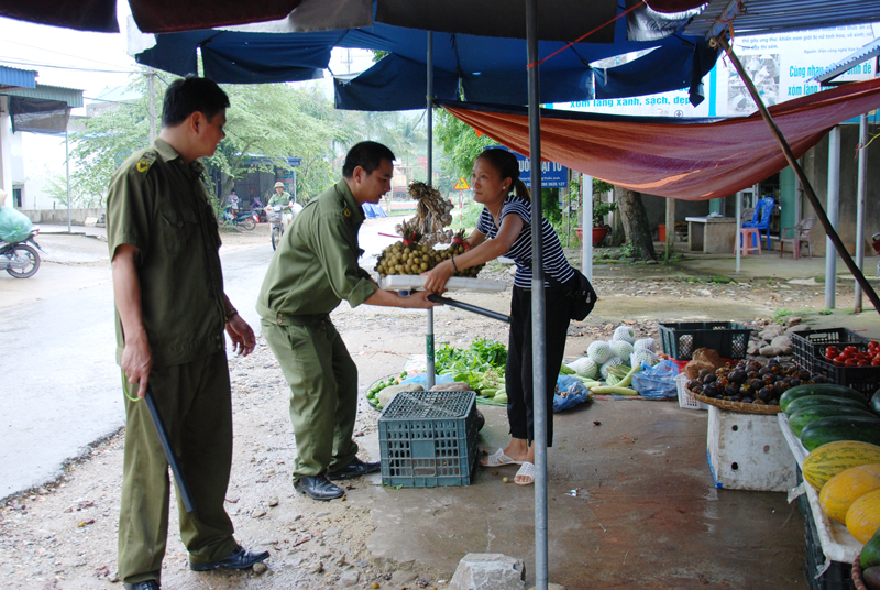  Công an xã Tân Thái yêu cầu người dân không lấn chiếm lòng, lề đường, giữ gìn trật tự giao thông.