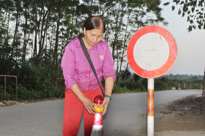  Nhiều năm nay, bà Mai Thị Phương, ở xóm Chũng Na, xã Bá Xuyên (T.P Sông Công) đã giúp người đi đường biết được mực nước ở ngầm tràn Bình Sơn có đi qua được không để còn đi đường khác.