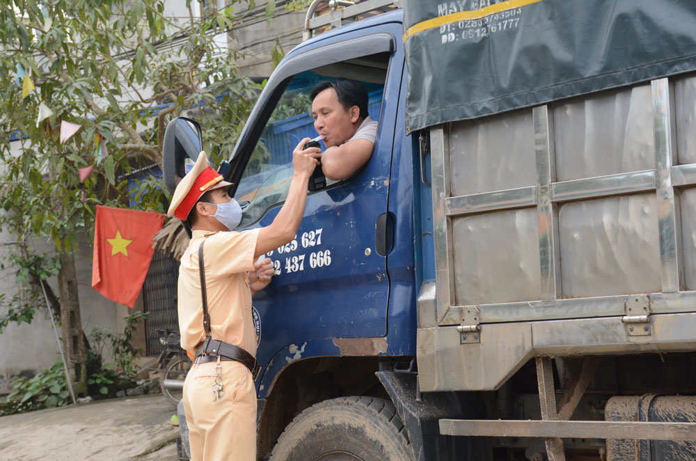  Lực lượng Cảnh sát giao thông Công an huyện Định Hóa kiểm tra, xử lý vi phạm nồng độ cồn trên tuyến đường tỉnh 264B.