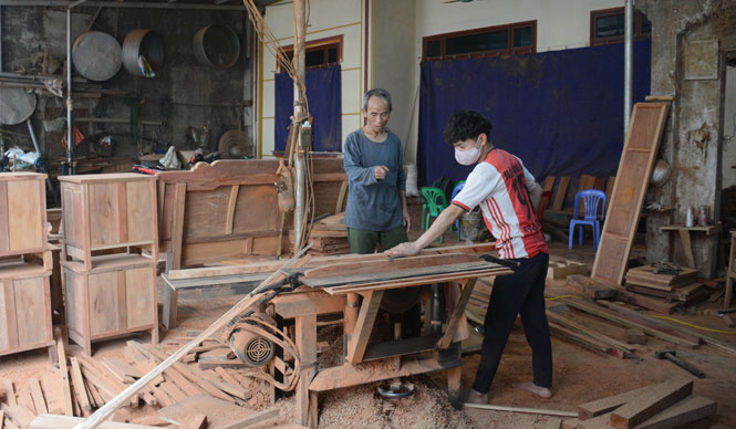  Cơ sở sản xuất đồ mộc mỹ nghệ của gia đình ông Tạ Văn Đài, thôn Thù Lâm, xã Tiên Phong (T.X Phổ Yên) đang tạo việc làm thường xuyên cho 3 nhân công, với mức thu nhập bình quân từ 8 triệu đến 10 triệu đồng/tháng.