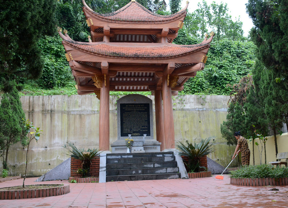  Nhà bia Di tích đồi Pụ Đồn ở xã Phú Đình (Định Hóa).