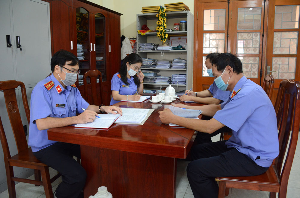  Cán bộ Phòng nghiệp vụ 10, Viện KSND tỉnh thường xuyên trao đổi làm rõ tình tiết trong hồ sơ các vụ án.