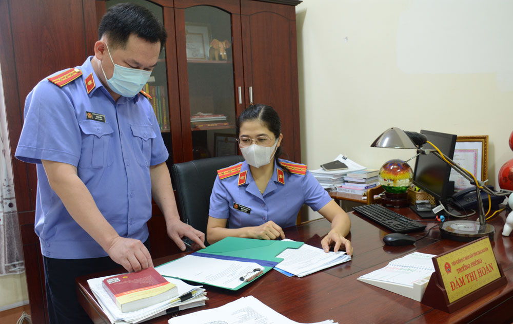  Cán bộ Phòng 7, Viện KSND tỉnh trao đổi nội dung bản án sơ thẩm.