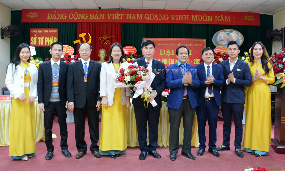  Lãnh đạo Sở Tư pháp chúc mừng Ban Chấp hành Hội Công chứng viên tỉnh lần thứ II, nhiệm kỳ 2021-2024.