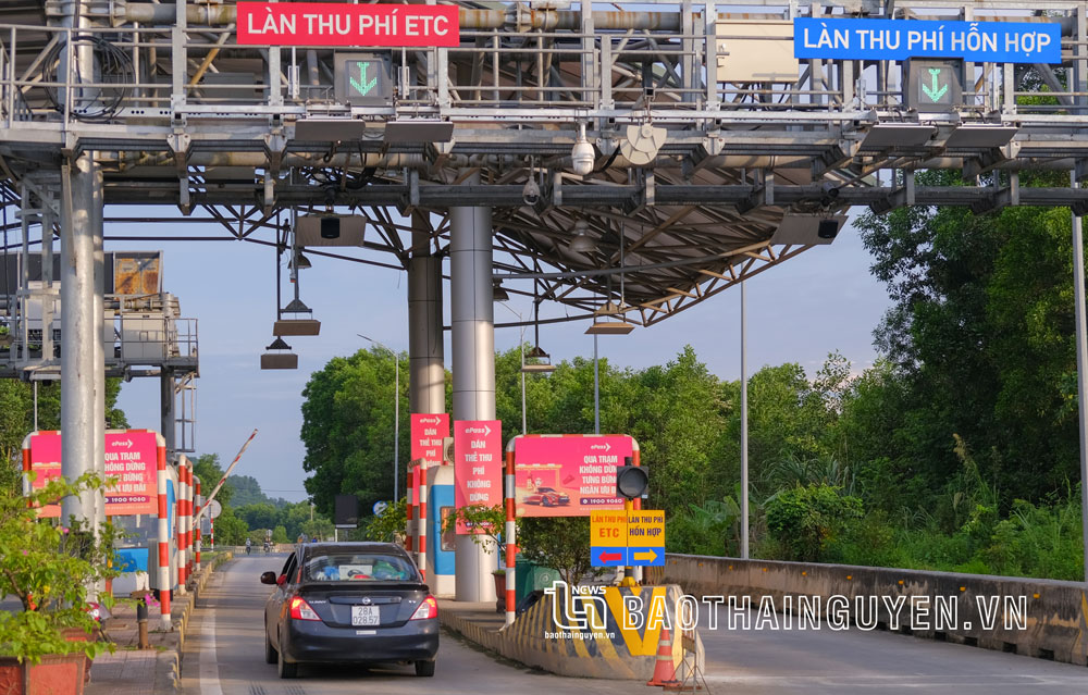 Các phương tiện lưu thông sử dụng dịch vụ thu phí không dừng khi qua Trạm Thu phí Km72+930 tuyến Thái Nguyên - Chợ Mới.