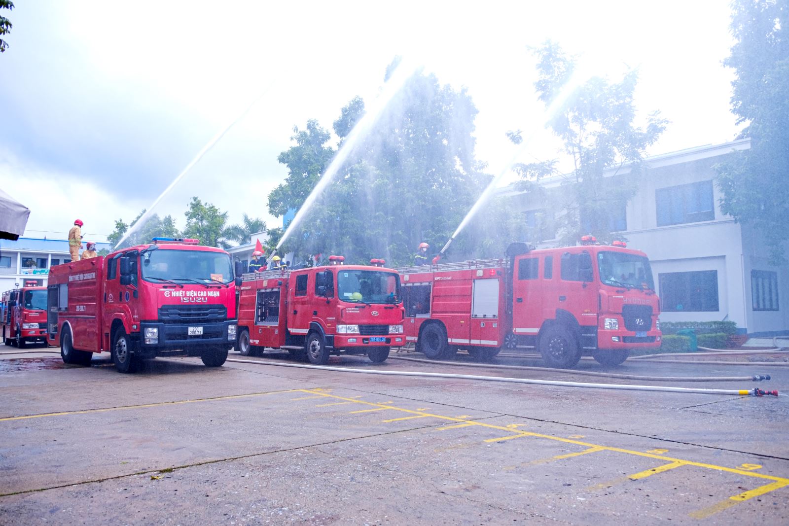  Lực lượng chức năng diễn tập chữa cháy tại Nhà máy may TNG Sông Công (Khu công nghiệp Sông Công I).