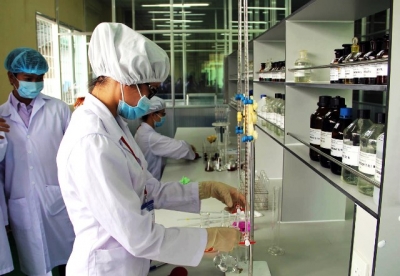  Kiểm nghiệm chất lượng sản phẩm tại nhà máy.