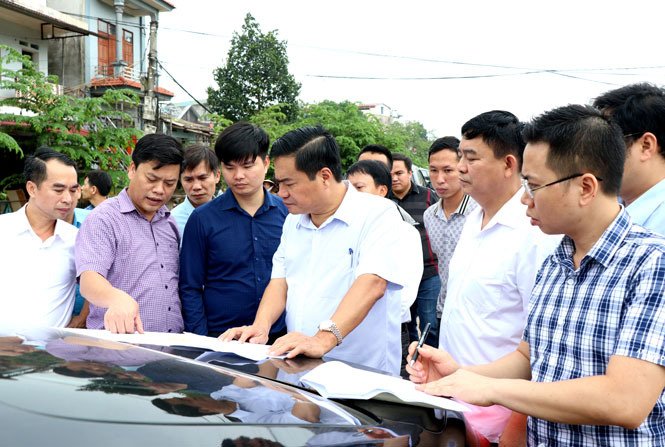  Đồng chí Lê Quang Tiến, Phó Chủ tịch UBND tỉnh kiểm tra thực tế, chỉ đạo giải quyết kịp thời những khó khăn, vướng mắc trong công tác giải phóng mặt bằng thực hiện Dự án đường Bắc Sơn kéo dài (ngày 22-9). 