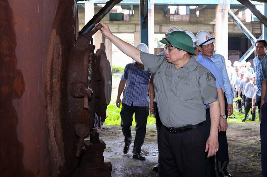 Trực tiếp khảo sát hiện trường khu vực Dự án mở rộng giai đoạn 2 Nhà máy Gang thép Thái Nguyên, Thủ tướng bày tỏ sự "xót ruột" và "sốt ruột" khi thấy nhiều hạng mục của dự án đang bỏ hoang, nhiều vật tư, thiết bị đã hư hỏng, gỉ sét để ngoài trời nhiều năm nay - Ảnh: VGP/Nhật Bắc