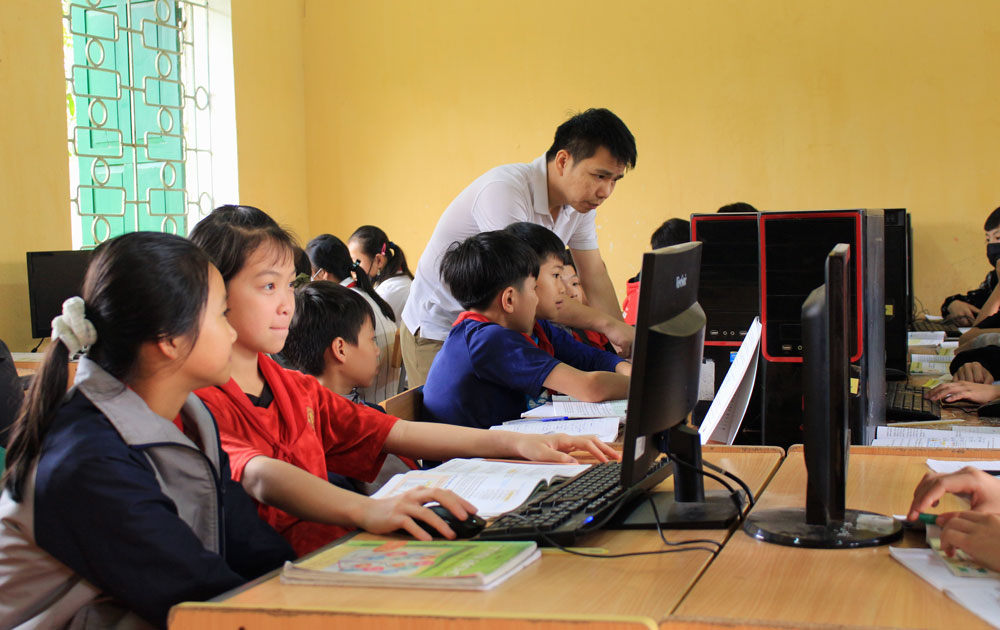  Trường THCS Hợp Thành đã được tổ chức hỗ trợ 22 bộ máy tính để bàn để phục vụ việc học tập môn Tin học cho các em học sinh.