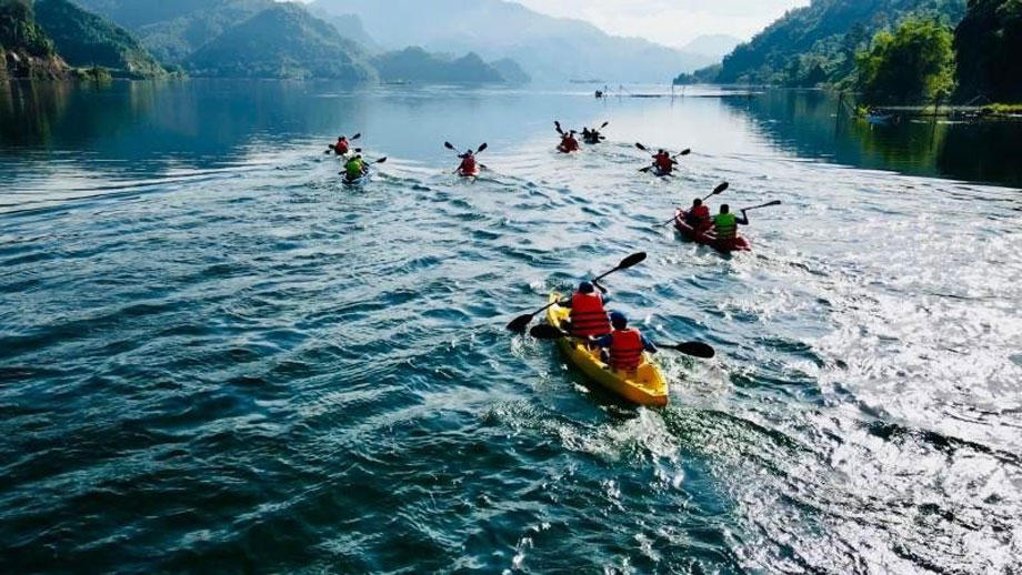  Các vận động viên nỗ lực vượt sóng sông Đà.