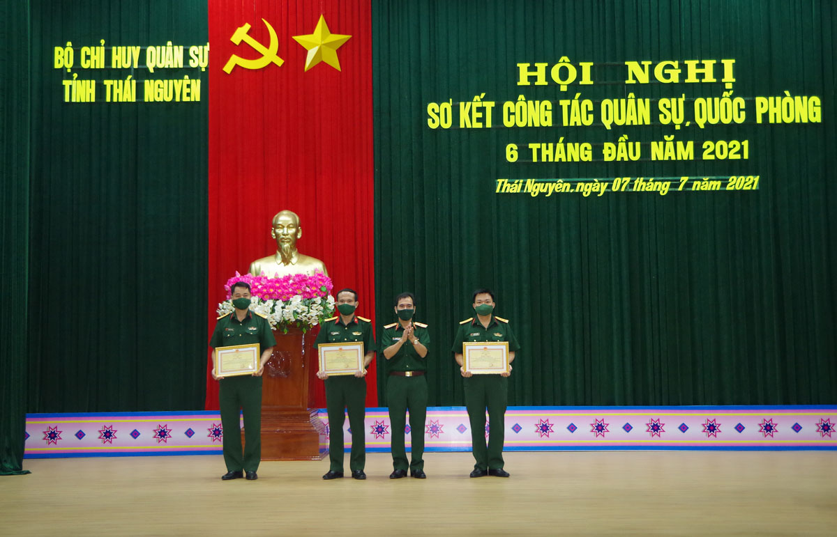  Thiếu tướng Nguyễn Đình Chiêu, Phó Chính ủy Quân khu 1 tặng Bằng khen cho các tập thể, cá nhân có thành tích xuất sắc.