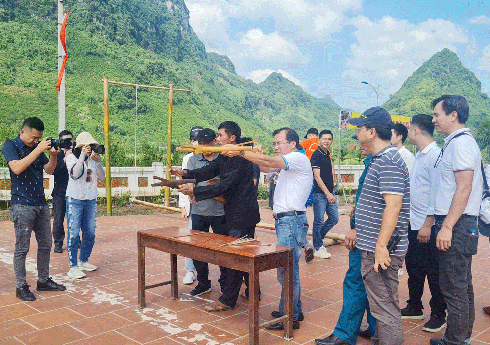  Các đại biểu tham gia chương trình Famtrip - Presstrip trải nghiệm trò chơi dân gian tại xóm Mỏ Gà, xã Phú Thượng (Võ Nhai).