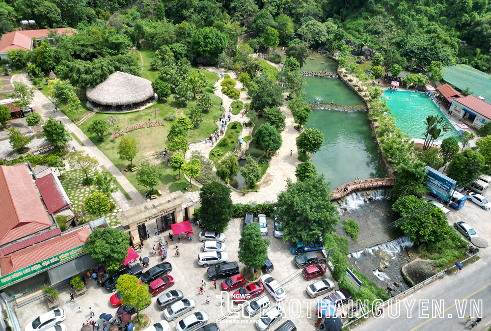  Phuong Hoang eco-tourism area, was invested over 40 billion VND is an ecological space, forest - stream - cave complex, attracting tourists.